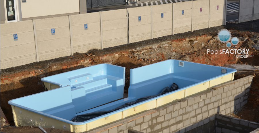 Wie hoch sollte die Betonverfüllung beim Einbau eines Polyesterpools