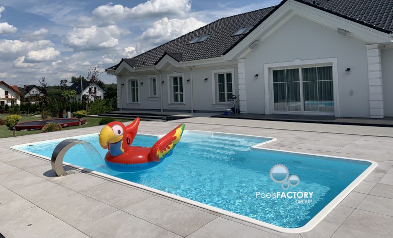 wie-wahlt-man-den-perfekten-fiberglas-pool-blaues-pool-haus wie wahlt man den fiberglas- pool baules pool haus
