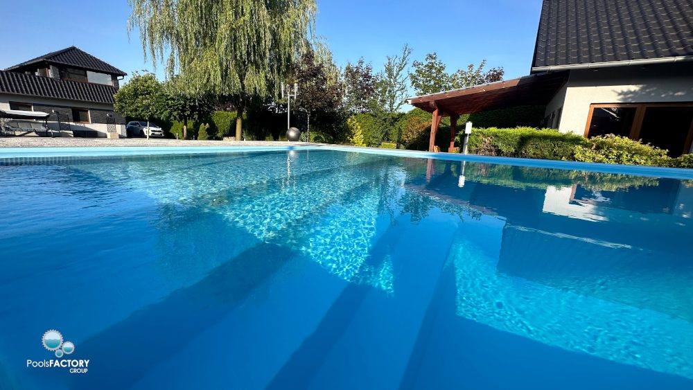 gartenpool-ganzjahresbetrieb-blau-aus-laminat-poolleitern