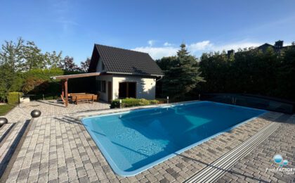 basen-ogrodowy-caloroczny-niebieski-z-laminatu-kamienie-tarasowe-schody-
