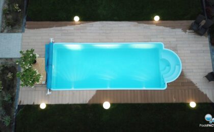 basen ogrodowy caloroczny z laminatu niebieski plytki tarasowe