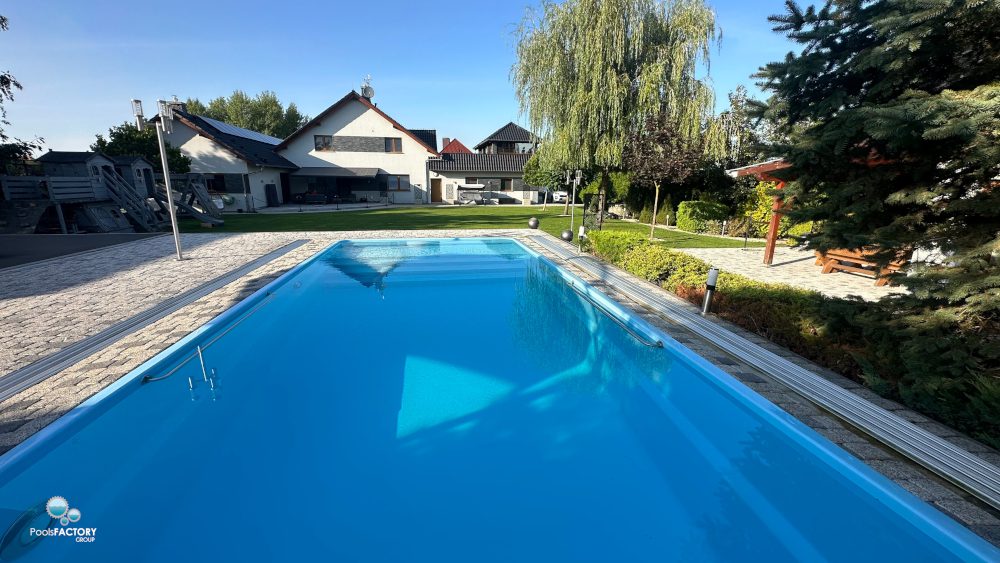 ganzjaehrig-blau-laminat-garten-pool-pflastersteine-gartenhaus
